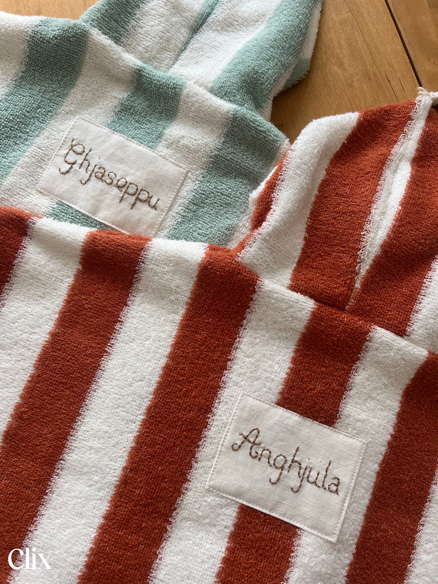 Clix - poncho baby - éponge - détail broderie